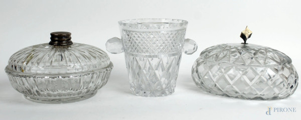 Lotto di tre oggetti in cristallo, con finiture in argento e metallo argentato,  alt. max cm 13,5, (difetti)
