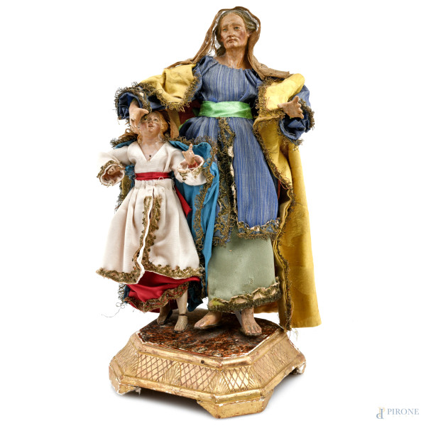 Coppia di personaggi da presepe raffigurante Sant'Anna e Maria in terracotta e materiali vari, XX secolo, altezza massima cm 34, (segni di usura, difetti, lacerazioni, rotture, mancanze)