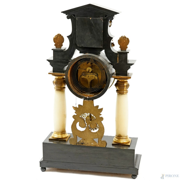 Pendola da camino a tempietto in legno ebanizzato con colonne in alabastro e finiture in bronzo d...