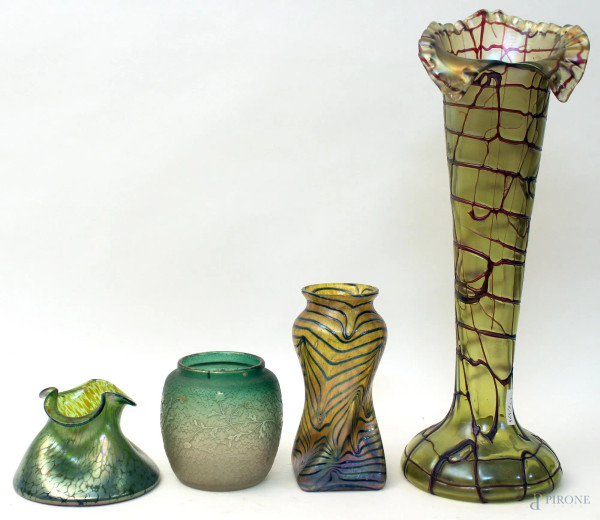 Lotto composto da quattro vasi in vetro colorato, H massima 50 cm, primi &#39;900.