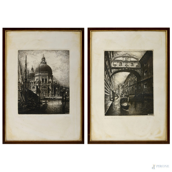 Lotto di due acqueforti raffiguranti scorci veneziani, XX secolo, cm 48x33, firmato in basso, entro cornice, (gore, umidità, tracce di usura)