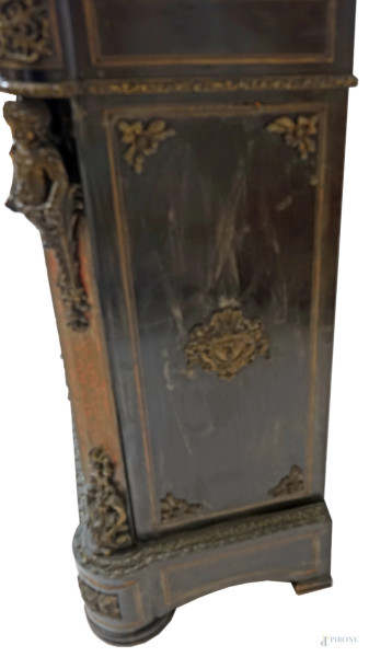 Credenza stile Boulle, XX secolo, in legno ebanizzato con intarsi e applicazioni in metallo dorat...