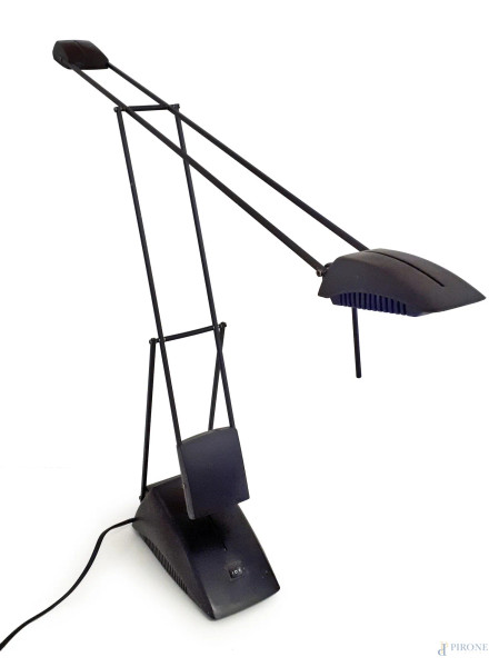 Lampada da tavolo vintage tipo Artemide - Pan International, modello a braccio snodato con bilanciere e illuminazione alogena, cm 75x60, altezza totale con braccio sollevato in verticale cm 95