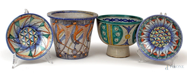Lotto composto da un portavaso, un'alzatina e due piattini in ceramica dipinta in policromia, misure max cm 16x19,5, XX secolo, (difetti).