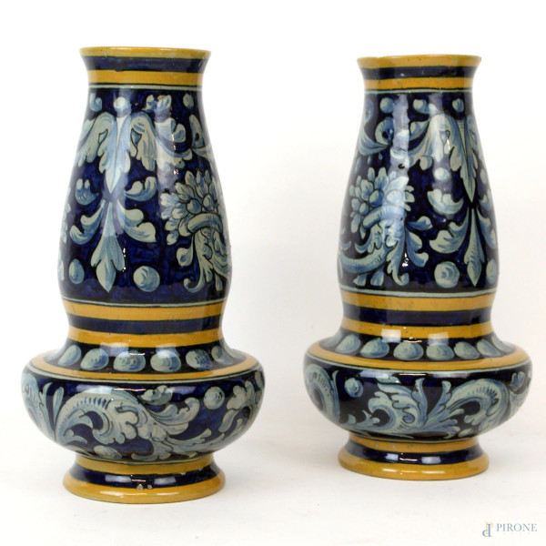Fantechi, coppia di vasi in ceramica dipinta e smaltata nei toni del blu e dell'azzurro a motivi fogliacei, cm h 23, marchio alla base, (piccolo difetto).