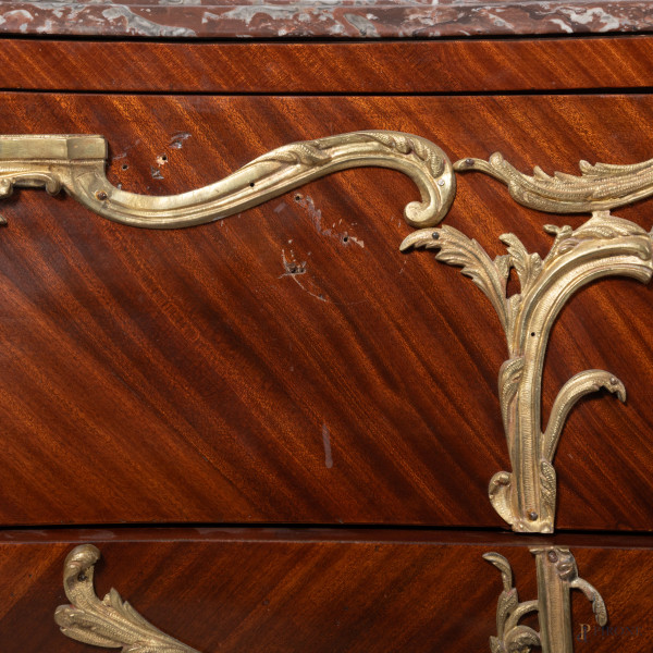 Cassettone con piano in marmo in legno impiallacciato con inserti in bronzo dorato. Al fronte due...