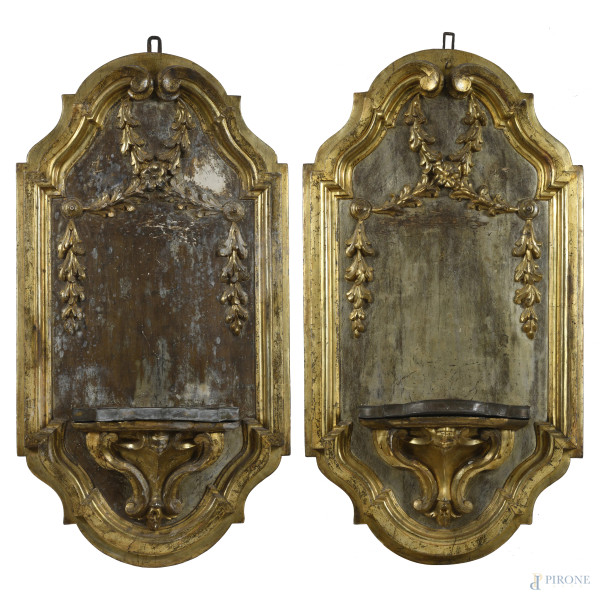 Coppia di pannelli in legno dorato con intaglio a festoni e con piano in metallo, XIX secolo, cm 109x58, (Segni di usura, cadute di doratura, abrasioni, fori di tarlo, scalfiture, difetti)