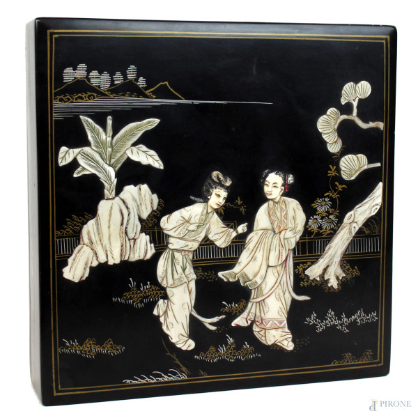 Scatola giapponese in lacca nera, coperchio raffigurante geishe e piante a rilievo in madreperla, filettature dorate, cm 28x28x7, arte orientale, XIX secolo.
