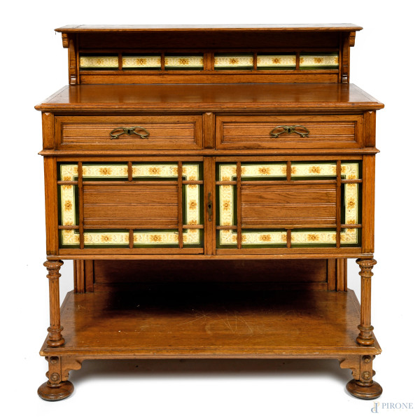 Mobile credenza con fronte a doppia anta sormontata da coppia di cassetti e alzata a giorno con piano. Intarsi in maiolica, XX secolo, cm 126,5x109x53,5, (segni di usura, scalfiture, difetti)