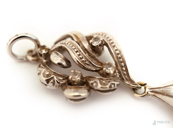 Ciondolo in oro bianco 18 KT con zirconi e perla, peso gr. 4,7, cm 4