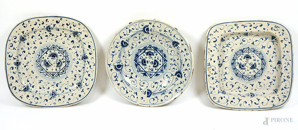 Lotto di tre piatti in maiolica bianco e blu, di forme diverse, misure max cm 30x30
