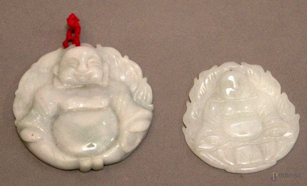 Lotto composto da due ciondoli in giada raffiguranti Budda, diametro massimo 5,5 cm.
