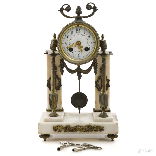 Orologio a tempietto in marmo e bronzo con quadrante in ceramica decorata, XIX-XX secolo, cm 32x19x10, (segni di usura, difetti, scalfiture, da revisionare)