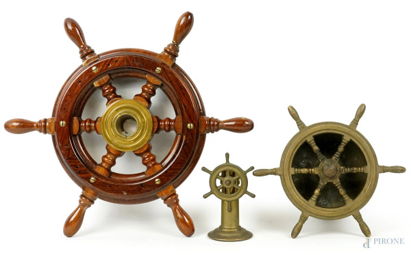 Tre modellini di timoni in legno e bronzo, XX secolo, misure max diam cm 31