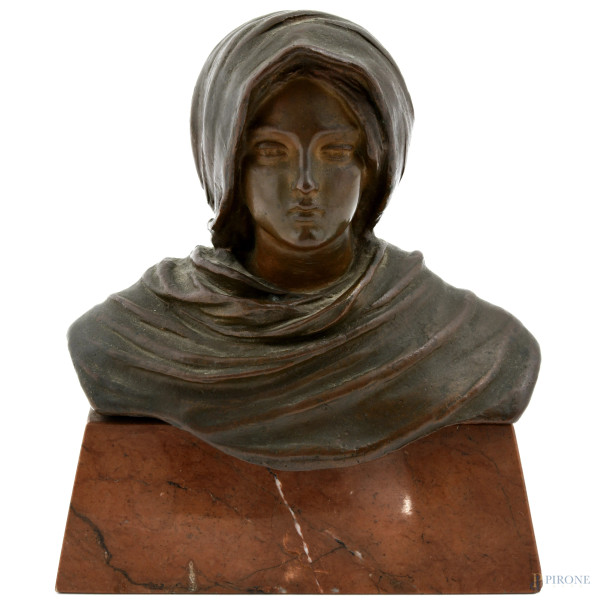 Busto di ragazza velata in bronzo con base in marmo, XX secolo,  altezza cm 18,5, firmato al retro