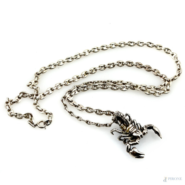 Collana in argento 800 con ciondolo a foggia di scorpione in argento 925, lunghezza collana cm 70, ciondolo cm 4x3, peso complessivo gr 48