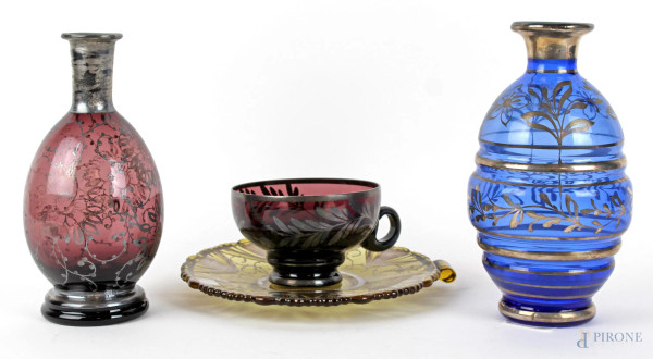 Lotto di quattro oggetti in vetro colorato, altezza max cm.18, XX secolo, (lievi difetti).