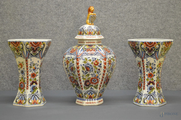 Trittico potiche e due vasi in porcellana policroma floreale marcato delft, h. 40 cm.