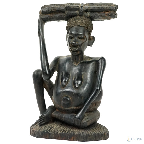 Scultura africana in legno ebanizzato e intagliato rappresentante una figura femminile seduta, XX secolo, h cm 27,5