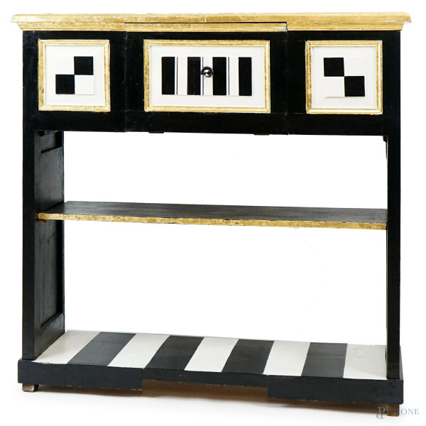 Credenza funky in legno dipinto in bianco e nero con particolari dorati, fronte ad uno sportello a calatoia ed un ripiano, cm h  91x93x29.