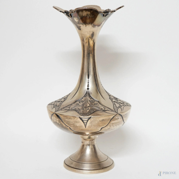 Vaso stile Liberty in argento inciso e cesellato, cm h 28, gr 566