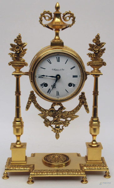 Orologio da tavolo a tempietto in ottone, meccanica a chiavetta, quadrante in porcellana, H 38 cm.