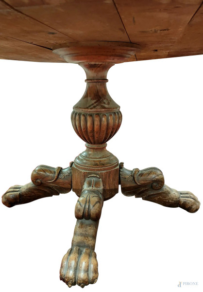 Tavolo tondo in legno con piano circolare in marmo poggiante su fusto in legno tornito terminante...