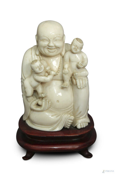 Budda con fanciulli, scultura in avorio, Cina XIX sec., H 13 cm.
