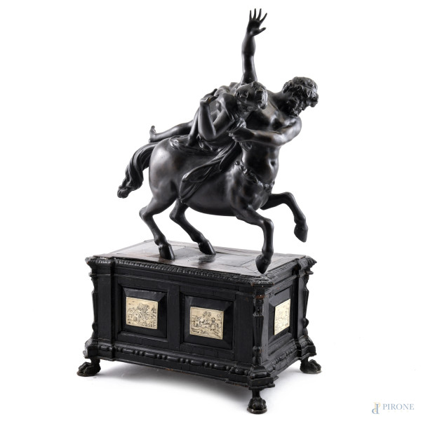 Nesso e Deianira da Giambologna, scultura in bronzo su base-scrigno a doppia anta in legno dipinto e impiallacciato in varie essenze, XIX-XX secolo, cm 53x30x23, (segni di usura, graffi, scalfiture, difetti)