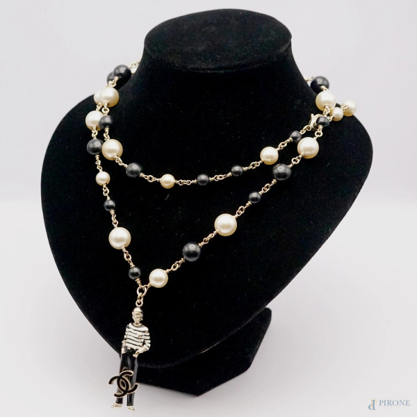 Chanel - Collezione crociera 2010, collana in finte perle  e perline nere con cindolo Coco Chanel e monogramma, lunghezza da aperta cm 96,5, (segni di utilizzo)