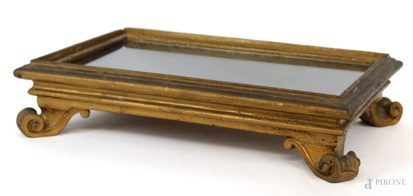 Alzata in legno dorato, XX secolo, piano a specchio poggiante su quattro piedini a ricciolo, cm h 9x41x27.