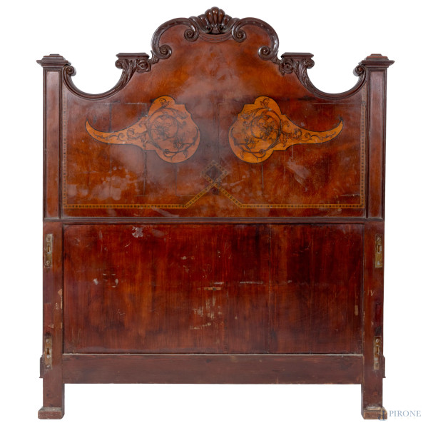 Coppia di giroletto singolo in noce impiallacciati e intasiati in varie essenze, XX secolo, testi...