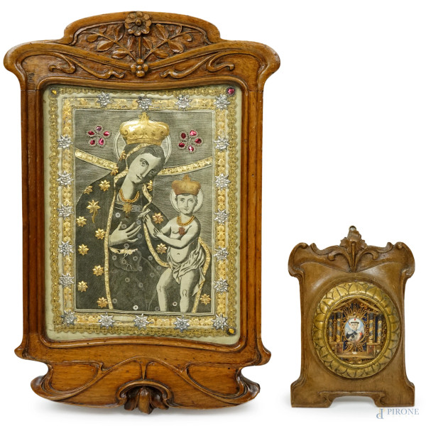 Lotto composto da un ricamo raffigurante la Madonna della Odegitria ed un piccolo reliquiario in papier roller a forma di edicola centrato da miniatura raffigurante San Vincenzo Ferreri, XIX secolo, misure max cm 41,5x28,5, (difetti)