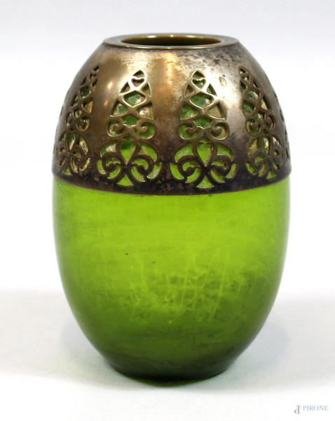 Vasetto in vetro verde con finiture in metallo traforato, perido Dec&#242;, altezza cm. 17.