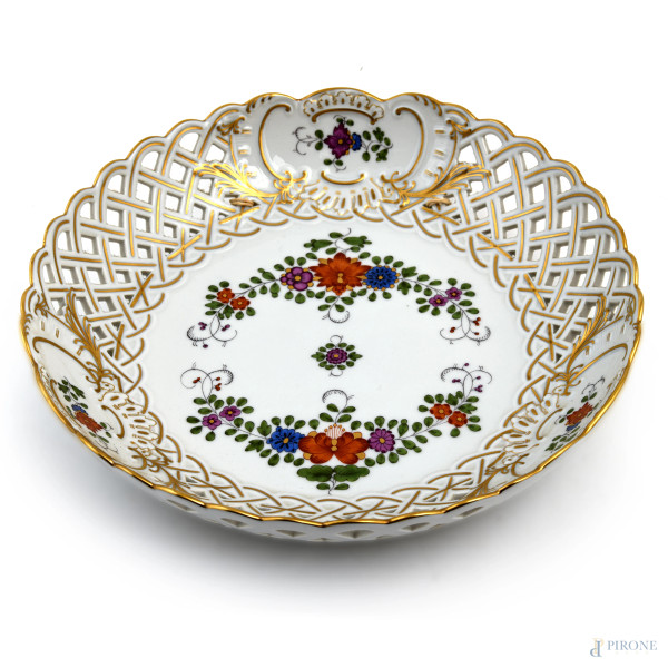 Centrotavola in porcellana Meissen decorato in oro e motivi floreali, XX secolo, diametro cm 24