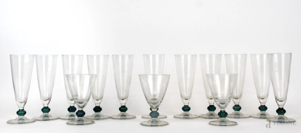 Lotto di undici calici e tre bicchieri in vetro di Murano, alt. max cm 17, XX secolo.
