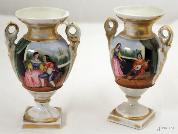 Coppia di vasetti Impero in porcellana con scene galanti,  h. 17 cm