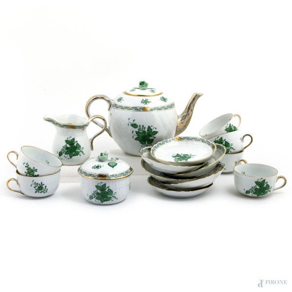 Servizio da the in porcellana Herend a decori floreali verde composto da una teiera, sei piattini, sei tazzine, una zuccheriera, una lattiera,(segni di usura)