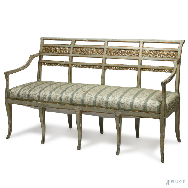 Coppia di divani Luigi XVI in legno dipinto e laccato nei toni del turchese e dell'oro con schien...