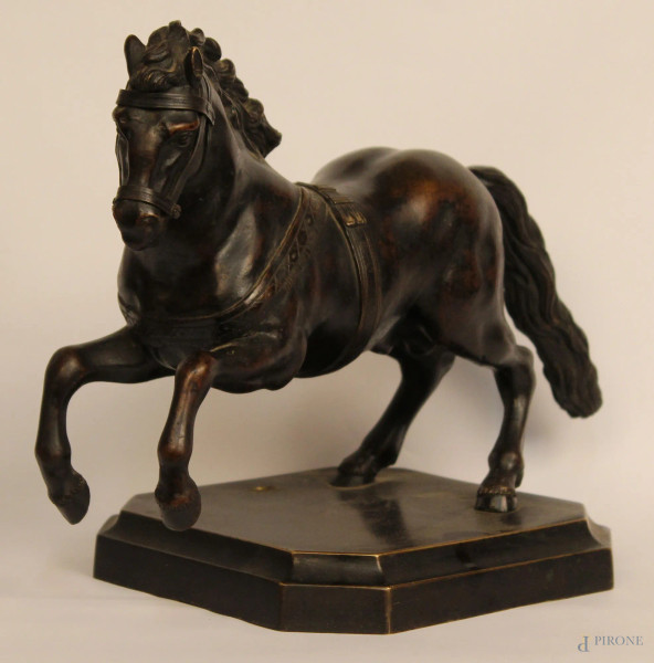 Cavallo, scultura in bronzo brunito, poggiante su base, primi 900, h. 25 cm.