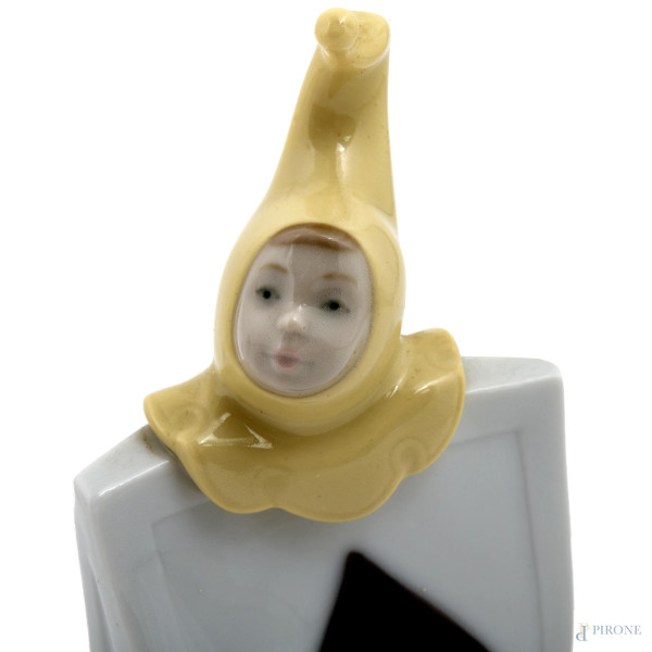 Lotto di tre sculture in porcellana, XX secolo, altezza massima cm 15,5