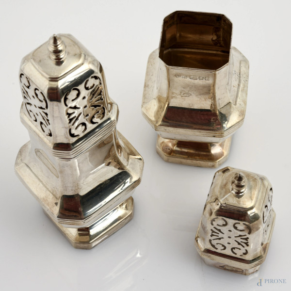 Coppia di spargizucchero in argento finemente traforato, altezza cm 18, peso complessivo gr 320