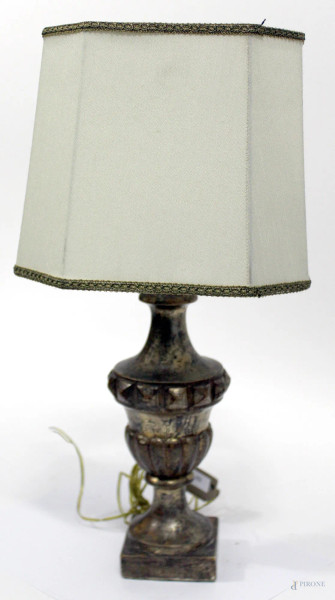 Lampada da tavolo in legno dorato completo di paralume, XIX sec., H 25 cm.