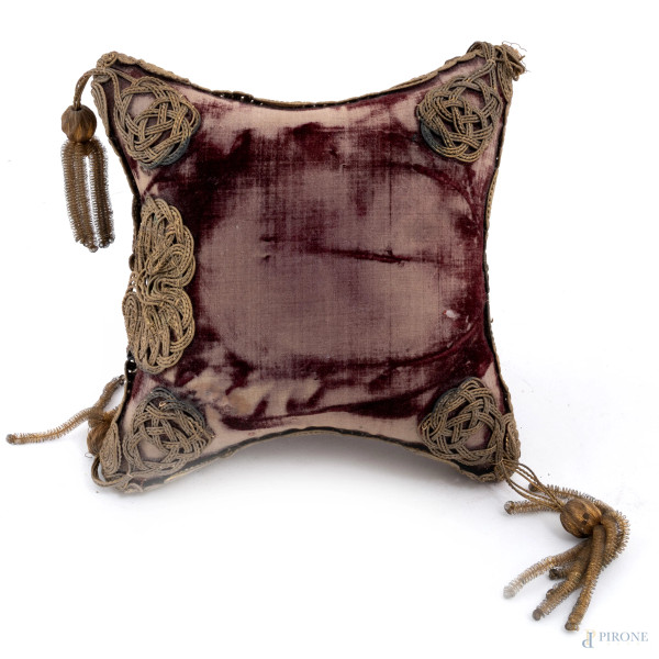 Cuscino portafedi in biscuit rivestito in velluto viola con ricami oro, XIX-XX secolo, cm 14x22x20, (segni di usura, difetti)