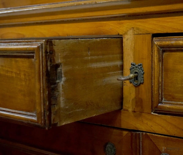 Vetrina stile impero a due corpi in legno di ciliegio del XIX secolo, quattro ante e due cassetti...