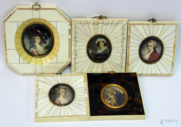 Lotto di cinque miniature a soggetti diverse entro cornici in avorio e tartaruga