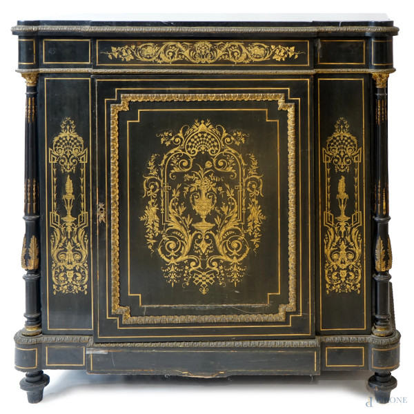 Credenza Napoleone III, fine XIX secolo, in legno ebanizzato ornato da decori dorati. Piano in marmo grigio, fronte ad un'anta inquadrata tra due colonne, piedi a trottola, misure cm h 111x110x47, (difetti)