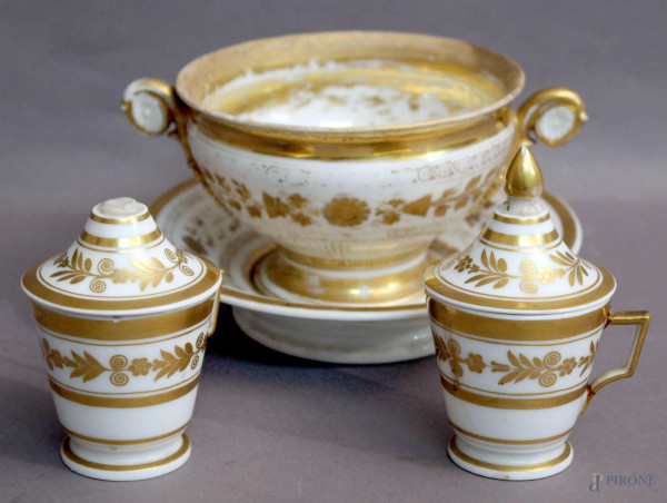 Lotto composto da una zuccheriera e due tazzine in porcellana bianca con particolari dorati, Francia, XIX sec., H massima 11 cm, piccoli difetti.