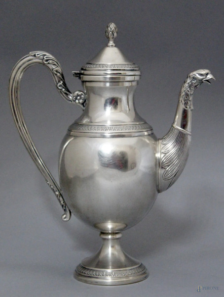 Caffettiera in argento con beccuccio zoomorfo, h cm 27, gr. 495.