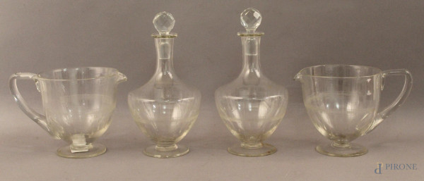 Lotto composto da due caraffe e due bottiglie in vetro inciso, altezza max. 28 cm.
